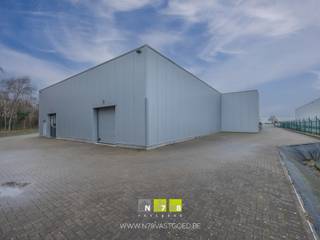 Uniek representatief kantorencomplex met kantoren vanaf 25m² met ruime parking, centraal gelegen te Opglabbeek.<br /><br />Deze luxueuze, op maat aanpasbare kantoorruimtes, zijn voorzien van alle faciliteiten die van een modern kantoor kunnen geëist worden. De kantoren bieden dan ook het antwoord op de wensen van de hedendaagse gebruiker: compleet, stijlvol en efficiënt ! De kantoorruimtes worden steeds perfect afgeleverd, waarbij de modaliteiten bespreekbaar en aanpasbaar zijn aan uw wensen. Alle kantoorruimtes zijn luxueus en tegelijk praktisch ingericht met o.a.:<br />- alle communicatiemogelijkheden; <br />- klimatisatie; <br />- getinte ruiten; <br />- telefooncentrale;<br />- parkeren: tevens wordt de mogelijkheid  geboden om gebruik te maken van de grote parkeerplaats (voor meer dan 100 auto´s) aan de voorzijde van het gebouw.<br /><br />PRIJZEN (per maand):<br />De huurprijs bedraagt: 8 EUR./m² en de bijdrage algemene kosten: 8 EUR./m² + 21% B.T.W.   <br />(Prijsvoorbeeld kantoorruimte van 25m²: 8 EUR./m² x 25m² + 8euro/m² (excl. BTW) x 25m² = 442,00 EUR. / per maand)<br /><br />De algemene kosten omvatten: <br />- water, elektriciteit en airco;<br />- schoonmaken van uw bureel en de gemeenschappelijke ruimtes;<br />- gebruik van de gemeenschappelijke keuken (koelkast, afwasmachine,...);<br />- gebruik van de vergaderruimte;<br />- onderhoud parking en tuin;<br />- alarminstallatie;<br />- brandverzekering.<br /><br />INFORMEER STEEDS NAAR DE BESCHIKBAARHEID. <br /> <br />INFOPLICHT: Ig-Vg-Gdv-Gvkr-Gvv. Meer info: tel 089/86.18.88 of www.N78vastgoed.be