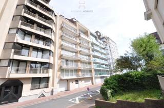 Ruim en zeer goed onderhouden appartement gelegen in de Engelsestraat vlakbij het strand van Duinbergen. <br /><br />Samenstelling:<br />Lichte en brede woonkamer (6m80) met eethoek, volledig uitgeruste open keuken, inkomhal met vestiaire, toilet en berging; Aan de achterzijde 3 mooie slaapkamers met uitzicht op het grote terras, badkamer en doucheruimte.<br />Fietsenberging en privé kelder. <br /><br />Info & bezoeken via 050 760 760