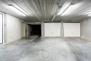 Afgesloten garagebox in de Residentie Prince of Wales op wandelafstand van de zee en de Lippenslaan te Knokke.<br /><br />Deze garagebox bevindt zich op het niveau -3 in het gebouw, toegang via een autolift.