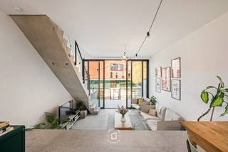 KIJKDAG ZATERDAG 28 MAART (OP AFSPRAAK). Deze moderne Bijna-Energieneutrale woning uit 2020 heeft een bewoonbare opp. van 155 m² en voldoet aan...