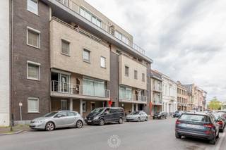 Bijzonder interessant appartement met <strong>3 slaapkamers</strong>, <strong>3 terrassen, een extra externe berging</strong> en <strong>autostaanplaats</strong> in een <strong>recente residentie met lift</strong> op <strong>wandelafstand van het station van Sint-Niklaas</strong>.<br /><br />Je komt het appartement gelegen op de derde verdieping binnen waar zich rechts een <strong>afzonderlijke gastentoilet </strong>bevindt en links een trap naar de onderliggende verdieping (2e) waar zich een hal met <strong>ruim bureel/slaapkamer en buitenterras </strong>bevindt.<br />Deze ruimte is discreet en licht afgescheiden van het appartement en vormt een <strong>zeer interessante situatie </strong>voor iemand die frequent thuis werkt, een vrij beroep uitoefent, co-housing wenst enzoverder.<br />Maar zeer zeker ook als een derde slaapkamer.<br />De leefruimte is ruim en komt uit op <strong>het voorliggende terras</strong> aan de straatzijde dat eveneens in verbinding staat met de zeer verzorgde en goed uitgeruste keuken en annex berging.<br />Het appartement is voorzien van een uiterst verzorgde badkamer (toilet, lavabo en douche) en extra twee slaapkamers waarvan ook één met een <strong>ruim terras</strong>. <br /><br />Er is een verslag voorhanden van de elektrische installatie <strong>conform de reglementering</strong> en een <strong>zeer gunstig EPC</strong> van 130kWh/m².<br /><br />Dit <strong>ruim (123m²!) drie slaapkamer appartement inclusief de autostaanplaats</strong> heeft een <strong>zeer goede prijs/kwaliteit verhouding</strong>!<br /><br /><strong>Kortom een uitzonderlijke kans van formaat! </strong>