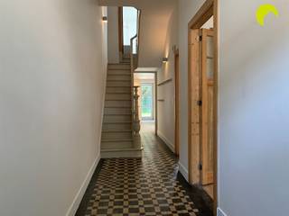 <p><span>In één van de meest gegeerde straten van Mortsel, vinden we deze prachtige woning met tuin en 4 slaapkamers! Een pareltje met al het nodige om de hoek en een uitstekende bereikbaarheid.</span></p><p><span> </span></p><p><span>INDELING:</span></p><p><span>Bij het betreden van de woning komen we in de ruime inkomhal op mooie authentieke vloer. Rechts is er de gezellige woon- en eetkamer op plancher vloer, met aansluitend een extra zitruimte voorzien van ingemaakte kasten. Een dubbele deur geeft uit op de mooi aangelegde tuin, waar het zalig zitten is en waar een nieuw terras werd geplaatst. Achteraan vinden we nog een praktisch tuinhuis. Aan de eetkamer grenst een gerieflijke keuken, voorzien van kookfornuis (gas), dampkap en een compacte vaatwasser. In de bijkeuken is plaats voorzien voor de wasmachine en droogkast + staat er een apart toilet.</span></p><p><span> </span></p><p><span>Nemen we de trap naar de eerste verdieping dan zijn er 2 zeer ruime slaapkamers en een walk-in dressing te vinden, samen met een badkamer met ligbad, lavabo, douchecel en wc. Op de bovenste verdieping zijn er nog 2 volwaardige slaapkamers te vinden.</span></p><p><span> </span></p><p><span>De woning is volledig onderkelderd en er werd een overdekte fietsenstalling voorzien in de voortuin.</span></p><p><span> </span></p><p><span>NUTTIGE INFORMATIE:</span></p><ul><li><span>Geen gemeenschappelijke kosten.</span></li><li><span>Huurwaarborg 3 maanden</span></li><li><span>Plaatsbeschrijving €350 per partij</span></li><li><span>Beschikbaar vanaf 1/11/2026.</span></li><li><span>EPC: 374 kWh/m</span><span><sup>2</sup></span></li></ul><p><span> </span></p><p><span>Boek nu zelf ONLINE uw afspraak in. Surf naar het betreffende eigendom op onze website <span>www.habicom.be</span></span><span> en klik op de roze knop 'PLAN EEN BEZOEK'. <br />Kies het moment dat u het beste uitkomt, vul de gevraagde contactgegevens in en klik nadien op verzenden om te bevestigen.</span></p><p><span> </span></p><p><span>Benieuwd naar de waarde van jouw woning? Check het gratis op <span>www.watismijnhuiswaard.be</span></span></p><p><span> </span></p>