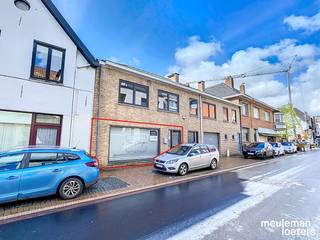 Dit in het centrum gelegen commercieel pand geniet van een ruime etalage, een winkelruimte van +/- 45m², een apart toilet, een polyvalente ruimte/ berging (ca. 10 m² en een teller lokaal.<br /><br />Meer info op kantoor!