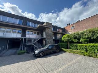 Prachtig duplex appartement in loftstijl van 150m2 op de eerste verdieping in een gebouw met lift! Dit appartement bestaat uit een inkomhal, apart toilet, berging, badkamer (met ligbad, douche, dubbele wastafel), twee slaapkamers waarvan 1 met aansluitend dressing en een eerste terras. De tweede verdieping bestaat uit een bureau, ruime leefruimte, ingerichte keuken (met microgolf, oven, stoomoven, inductievuur, dubbele spoelbak, vaatwas, Amerikaanse koelkast &amp; diepvries, bergruimte, alle toestellen MIELE) en een tweede ruim terras. Overal hoogrendementsbeglazing en airco. Topligging in het centrum, ondergrondse staanplaats in een afgesloten garage en kelderberging inbegrepen in de huurprijs. €1350 huur / maand + € 50 / maand algemene kosten. Staanplaats inbegrepen in de huurprijs. Vrij vanaf 01/09/2026.