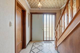 Ruimte en rust – welkom op de Stap 76 in Herselt!<br />Deze traditionele woning uit 1964 is gelegen op een ruim perceel met een uitzonderlijk diepe tuin (+/- 220m) en biedt tal van mogelijkheden voor wie op zoek is naar ruimte en rust.<br />Bij het betreden van de woning komt u binnen in de inkomhal die toegang geeft tot de lichtrijke woonkamer. Aansluitend bevindt zich de keuken, met daarnaast een praktische bijkeuken die extra bergruimte en functionaliteit biedt. Verder beschikt de woning over een veranda waar u het hele jaar door kan genieten van het zicht op de tuin.<br />Op het gelijkvloers vindt u tevens een badkamer met ligbad en enkelvoudige wastafel en een apart gastentoilet.<br />De eerste verdieping omvat drie volwaardige slaapkamers en een extra kamer die perfect kan dienen als bureau, dressing of hobbyruimte.<br />Daarnaast beschikt de woning over een kruipkelder (en ongeveer 10m² volwaardige kelder) en een zolderverdieping die mogelijkheden biedt voor verdere invulling naar eigen wens.<br />Buiten geniet u van een bijzonder diepe tuin waar rust, groen en privacy centraal staan. Bovendien is er een aparte garage aanwezig op het perceel.<br />Kortom: een woning met karakter, ruimte en tal van mogelijkheden, gelegen op een prachtig perceel met een uitzonderlijk diepe tuin.