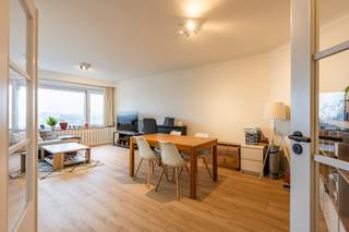 Op deze centrale ligging, gelegen nabij invalswegen, parken, scholen, winkels, ... vinden we dit netjes onderhouden appartementsgebouw. Het gerenoveerde appartement is gelegen op de 10e verdieping (lift aanwezig) en heeft volgende indeling: inkomhal met vestiaire, lichtrijke woonkamer met eetplaats, keuken met toestellen (koelkast, diepvries, oven, kookplaats, dampkap, vaatwasser), apart toilet, badkamer met douche, lavabo en aansluiting wasmachine, twee slaapkamers, waarvan één met balkon. Hier kan je genieten van een prachtig uitzicht over de skyline van Gent. Bij het appartement hoort ook nog een kelderberging en autostaanplaats. Het appartement is instapklaar! Huurprijs 1.200 euro/maand + 180 euro/maand (gemeenschappelijke kosten incl. verwarming en water). Vrij vanaf 01/07/2026.