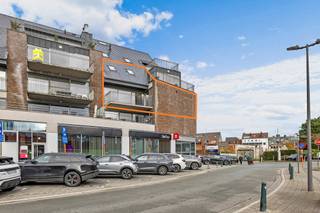 <p>Voor een bezoek bel 054/69.39.34 - TOPAANBIEDING! - Op een <strong>centrale topligging</strong> in Ninove bevindt zich dit instapklare appartement(<strong>+/- 125 m²</strong>). Het Ninia shopping center bevindt zich rechtover het gebouw alsook winkels, scholen en openbaar vervoer. Het appartement werd hoogwaardig afgewerkt en verkeert in uitstekende staat. Let vooral op de <strong>uitstekende energiescore(label A)</strong>! De indeling; een inkomhal, toilet, ruime en lichtrijke living met salon en eetplaats, een kwalitatieve open keuken met veel opbergruimte en aansluitend een ruime berg/wasplaats, een overloop, twee slaapkamers en een badkamer. Tevens beschikt men over een ruim zonneterras en een <strong>ondergrondse garage</strong>. Kortom een uniek pareltje! Cv op aardgas - ramen in alu dubbel glas- <strong>elektriciteit conform</strong>.</p>