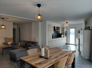 <p>Demandez une visite sur info@optimusvastgoed.be !<br />À LOUER : Appartement avec 1 chambre et dressing !<br />Cet appartement bien entretenu, comprenant 1 chambre, bénéficie d'un emplacement idéal et offre un agencement pratique avec tout le confort moderne. Grâce à son espace de vie lumineux, à sa grande terrasse et à son espace de rangement supplémentaire, cet appartement est idéal pour ceux qui souhaitent vivre confortablement.<br />L'appartement comprend un salon convivial avec une cuisine ouverte entièrement équipée, une chambre spacieuse avec dressing attenant, une salle de bains avec baignoire, des toilettes séparées pour les invités et un débarras pratique. De plus, l'appartement dispose d'une grande terrasse où vous pourrez profiter pleinement de la vie.<br />Il dispose également d'une place de parking et d'un débarras séparé en sous-sol.<br />Situation :<br />L'appartement est idéalement situé, à proximité immédiate des commerces, des transports en commun et d'autres commodités quotidiennes. Grâce aux liaisons fluides avec les communes environnantes, vous bénéficiez d’une excellente accessibilité.<br />Agencement :<br />Hall d'entrée, débarras, toilettes invités, salle de bains, chambre avec dressing, salon avec cuisine ouverte équipée.<br />Atouts :<br />- Chambre spacieuse avec dressing !<br />- Grande terrasse !<br />- Place de parking + cave !<br />- Emplacement idéal !<br />PEP C avec numéro de certificat 20260806-0003928848-RES-1<br />Disponible immédiatement ! </p>