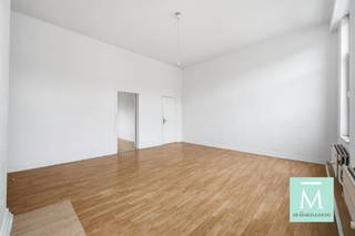 <p><span>Op te frissen 2-slaapkamerappartement op strategische ligging!</span></p><p><span>Dit lichtrijk appartement is gelegen op de tweede verdieping van een kleinschalig gebouw, nabij het centrum en Ring van Lier. Scholen, winkels, openbaar vervoer...op wandelafstand!</span></p><p><span>Via de centrale inkomhal betreden we de aangename leefruimte met aansluitend de keuken. De badkamer is uitgerust met douche, lavabo en toilet. </span></p><p><span>Dit appartement telt twee volwaardige slaapkamers (met ingemaakte kasten) waarvan één slaapkamer met zuidgericht balkon. De zolder kan perfect gebruikt worden als extra stockageruimte. </span></p><p><span>Het appartement heeft een gunstig EPC-label, wat garant staat voor een energiezuinige woonst en lagere energiekosten! </span></p><p><span>Wat dit appartement nog interessanter maakt, is dat er geen syndicus is en dus ook de zeer lage gemeenschappelijke kosten! </span></p><p><span>Kortom, met een beperkt opfrissingsbudget kan dit appartement omgevormd worden tot een zeer comfortabel en hedendaags appartement, ideaal voor eigen bewoning of als investering! </span></p><p><span>Benieuwd? Wacht dan zeker niet te lang en contacteer ons (bel 015/20.20.82 of info@demakelaardij.be)</span></p><p><span> </span></p>
