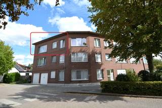 Op te frissen appartement met 2 slaapkamers en terras gelegen op de tweede verdieping van een klein gebouw te centrum Hove, bestaande uit:...