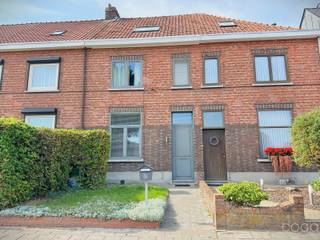 Karaktervolle woning gelegen in het centrum van Brecht, bij winkels, scholen en openbaar vervoer.Ingedeeld als volgt:Gelijkvloers: Je komt binnen in...