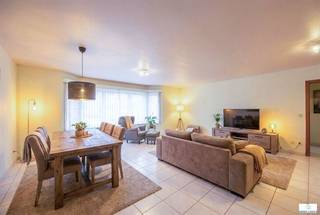 Ruim en instapklaar appartement van 90 m² gelegen in het rustige en gegeerde Oostende-Mariakerke.Bij het betreden van het appartement komt u in...