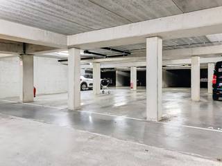 Autostaanplaats te huur dichtbij het centrum en het station in Sint-Niklaas. <br />Huurprijs 70,00 euro per maand. <br />Onmiddellijk beschikbaar.