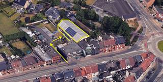 <strong>Opslagloods met kantoorfunctie</strong> op TOP - locatie te 1500 Halle. (in de buurt van ACTION, DREAMBABY, ...)<br />Dit pand is gesitueerd langsheen de Edingensesteenweg 22 te 1500 Halle. (actueel uitgebaat door VCDEVROEDE)<br />Gelegen achter showroom actueel uitgebaat door VCDEVROEDE.<br /><strong>Bebouwde oppervlakte: 575m2, bestaande uit: </strong><br />- Loods / magazijn: +/- 575 m2. Zadeldak. Goothoogte 500 cm, nokhoogte 930 cm.<br />- Kantoorfunctie op verdiep van +/- 180m2 bestaande uit:<br />Grote vergaderruimte - 34m2, 5 burelen (12, 13, 18, 11, 11 m2), centrale ruimte van 42 m2. Zone voor archief.<br />Zonnepanelen aanwezig op zadeldak opslagloods.<br /><strong>Vraagprijs: 685.000 € </strong>(verkoop onder registratierechten)<br /><br /><strong>Optioneel :</strong><br />- Mogelijkheid tot aankoop parking: links van de showroom is er een doorgang (550 cm breedte) naar achtergelegen geasfalteerde parking met 18 parkeerplaatsen. <br />(verkoopprijs te verkrijgen op aanvraag)<br /><br /><strong>Info: tel. Benoît Menschaert: 0476/76.40.47.</strong><br />info@investinrealestate.be