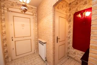 Welkom in de Schoendalestraat 161 te Sint-Eloois-Vijve, waar je deze solide halfopen woning uit 1976 terugvindt op een royaal perceel van 860 m². Dankzij de zuidgerichte tuin geniet je hier volop van zon, rust en ruimte.<br /><br />De woning beschikt over een praktische indeling met op het gelijkvloers een lichtrijke leefruimte met aansluitende veranda, een ruime leefkeuken, badkamer, berging, inpandige garage en kelder.<br /><br />Boven zijn er twee volwaardige slaapkamers en een extra kamer, ideaal als bureau, kinderkamer of dressing. Een grote troef is de vaste trap naar de zolderverdieping, die nog heel wat uitbreidingsmogelijkheden biedt.<br /><br />Deze woning is op te frissen, maar beschikt over een sterke basis, een gunstige ligging en een mooie tuin – ideaal voor wie op zoek is naar een ruime gezinswoning met toekomstpotentieel.<br /><br />Troeven:<br /><br />*Halfopen bebouwing op 860 m² grond<br />*Zuidgerichte tuin<br />*Inpandige garage en kelder<br />*Vaste trap naar zolder (mogelijkheid tot extra kamers)<br />*Degelijke constructie uit 1976<br />*Rustige, centrale ligging in Sint-Eloois-Vijve<br /><br />📩 Interesse? Contacteer tom@immoroba.be voor meer info of een bezoek ter plaatse.