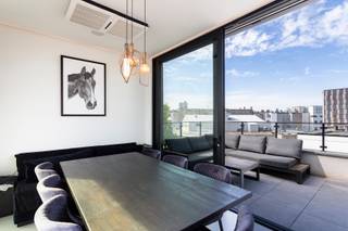 <p>In de charmante Pacificatiestraat op het Antwerpse Zuid bevindt zich deze uitzonderlijke stadswoning, die in 2019 volledig werd gerenoveerd met oog voor kwaliteit en hedendaags comfort. De ligging biedt het beste van twee werelden: een rustige, aangename woonomgeving op wandelafstand van Park Zuid, de vernieuwde Scheldekaaien en het KMSKA, terwijl u tegelijkertijd profiteert van een vlotte bereikbaarheid en de nabijheid van het bruisende stadsleven.</p>
<p>De woning werd op een energiezuinige manier gerenoveerd met hoogwaardige materialen, waaronder parket- en gietvloeren, wat zorgt voor een stijlvolle en duurzame afwerking. Ze is bovendien uitgerust met moderne voorzieningen zoals domotica, vloerverwarming en een lift die u moeiteloos naar elk niveau brengt. Dankzij de zuidgerichte oriëntatie geniet u op alle verdiepingen van een overvloed aan natuurlijk licht.</p>
<p>De gelijkvloerse verdieping is ingericht als een volwaardig appartement, met een aangename leefruimte en uitgeruste keuken, een slaapkamer met ensuite badkamer en een gezellig koertje. Op de eerste en tweede verdieping bevindt zich telkens een ruime slaapkamer, elk met een eigen ensuite badkamer en op maat gemaakte inbouwkasten. De derde verdieping herbergt een stijlvolle leefkeuken met kwalitatieve inbouwtoestellen en directe toegang tot het dakterras. Als absolute troef beschikt de woning over twee zonneterrassen op de vierde verdieping, die met elkaar verbonden zijn via een sfeervolle binnenlounge waar u in alle rust kunt genieten van het prachtige uitzicht.</p>
<p>Tot slot beschikt de woning over een ruime kelder, deels ingericht als wasruimte en deels als wijnkelder. Optioneel kan u een ondergrondse garagebox (€65.000) en/of autostaanplaats (€45.000) aankopen.</p>
<p>Interesse in deze unieke woning? Contacteer LISTED: +32 3 283 51 51.</p>