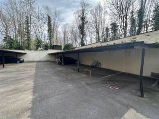 <p>Dans un emplacement exceptionnel à Louvain, nous vous proposons à la location une place de parking en surface, située au 117 Tervuursestraat.</p><p>Cette place de parking bénéficie d'un emplacement stratégique, à proximité de l'UZ Leuven Gasthuisberg, du Campus Arenberg (KU Leuven) et à quelques pas du centre-ville historique. Grâce à sa liaison pratique avec l'E40 et le périphérique de Louvain, cette place de parking est idéale pour les riverains, les navetteurs, les employés ou les étudiants à la recherche d'une solution de stationnement sûre et facilement accessible.</p><p>Ce parking en surface est facilement accessible et offre une solution pratique à ceux qui souhaitent éviter les problèmes de stationnement dans ce quartier.</p><p>Pour plus d’informations ou pour prendre rendez-vous, vous pouvez nous appeler au 0470 59 65 44 ou nous envoyer un e-mail à verhuur@connect-immo.be</p>