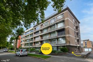 Dit gelijkvloers appartement is gelegen in een rustige fietsstraat in de geliefde buurt Christus-Koning en heeft een bewoonbare oppervlakte van 80 m². Gebouwd in 1970 en volledig vernieuwd in 2020, combineert het moderne afwerkingen met een praktische indeling. De lichtrijke leefruimte is voorzien van een parketvloer en geeft toegang tot de volledig ingerichte keuken. Er zijn 2 ruime slaapkamers en een moderne badkamer met inloopdouche. De garage kan aangekocht worden voor 25.000€. Het appartement is momenteel verhuurd, dus kan ook interessant zijn als investering. EPC: 424 kWh/m² (energielabel E) (Gvg, Wg, Gmo, Gvkr, Gvv) Ref.OU26372<br /><br />Neem voorsprong met een vrijblijvende en gratis schatting van uw eigendom via:<br />http://www.residentievastgoed.be/gratisonlineschatten