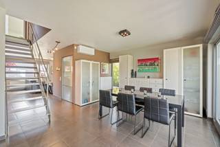 Deze woning in de Meirelos is rustig gelegen in een aangename woonwijk en biedt volledige privacy, terwijl alle voorzieningen zoals winkels, scholen en openbaar vervoer zich in de nabije omgeving bevinden. Dankzij de vlotte bereikbaarheid is dit een ideale locatie voor gezinnen en pendelaars.<br /><br />Deze lichtrijke halfopen bebouwing (2005) combineert comfort, ruimte en energiezuinig wonen. Op het gelijkvloers bevinden zich een ruime woonkamer en eetplaats, een open en volledig uitgeruste keuken met berging en een praktisch bureau dat ook kan dienen als extra slaapkamer.<br /><br />De eerste verdieping telt drie volwaardige slaapkamers, waarvan één met dressing, een ruime badkamer, apart toilet, wasberging en een aangename nachthal.<br /><br />Een echte troef is de sfeervolle veranda met lounge en eetplaats, die uitgeeft op de zonnige tuin. Hier geniet u van optimale ontspanning met een pergola, jacuzzi en bar.<br /><br />De woning is bijzonder energiezuinig met een EPC-score A (47 kWh/m²/jaar), dankzij zonnepanelen, airconditioning en een warmtepompboiler. De elektriciteit is conform. Een ruime garage maakt het geheel compleet.<br /><br />Een perfect onderhouden woning waar comfort, licht en energiezuinigheid centraal staan.<br /><br />Meer informatie en 3D-tour via www.hillewaere-vastgoed.be.