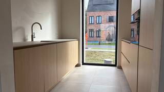 Moderne halfopen <strong><span>energiezuinige woning </span></strong>(<span>271 m²) </span>met 3 slaapkamers, een fietsenberging, autostaanplaats en een tuin met west-oriëntatie. <br />Op het gelijkvloers vind je de inkomhal met apart gastentoilet, leefruimte en keuken. Op de eerste verdieping vind je 3 slpk., een berging, aparte toilet en badkamer. De zolder kan optioneel worden afgewerkt.<br /><br />Meer info? Contacteer ons via 03 808 27 82 of info@matexi.be. Surf naar matexi.be/broechem.<br />