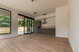 <p><span>APP. MET 3 SLKS, 2 BADKS + TERRAS VAN RUIM 30M²<br /><br /></span></p><p><span>In Sint-Lambrechts-Woluwe treffen wij deze knappe residentie aan gelegen in de Neerveldstraat. In de nabije omgeving treffen wij diverse onderwijsinstellingen, verschillende supermarkten, Woluwe Shopping, lokale handelaars, openbaar vervoer, ... aan. Wij bevinden ons enerzijds op circa vijftien minuten van het stadscentrum en anderzijds nabij omliggende steden en gemeenten zoals Zaventem en Brussel. </span></p><p><span> </span></p><p><span>Toegekomen aan de residentie genaamd Twin Falls nemen wij de lift naar de tweede verdieping. Hier ontdekken wij een appartement van ruim 120m² en een terras van maar liefst 31m². Via de inkomhal krijgen wij toegang tot drie slaapkamers, twee badkamers, twee toiletten en de lichtrijke leefruimte met toegang tot de berging/wasplaats. De leefruimte is voorzien van een volledig uitgeruste keuken en biedt voldoende ruimte voor een zit- en eethoek te plaatsen. </span></p><p><span> </span></p><p><span>Waarom Twin Falls? </span></p><p><span>- Uitstekende ligging</span></p><p><span>- Aanwezigheid van een lift</span></p><p><span>- Divers aanbod: studio's, appartementen met 1/2 of 3 slaapkamers </span></p><p><span>- Een energiezuinige residentie klaar voor de toekomst (EPC-label A/B, aanwezigheid van zonnepanelen)</span></p><p><span> </span></p><p><span>Als kers op de taart is er een kelder/unit, een gemeenschappelijke fietsenstalling en een afvallokaal allemaal inbegrepen in de huurprijs. Bijkomend bestaat er de mogelijkheid om een bovengrondse/afgesloten autostaanplaats te huren aan 100,00 euro/maand. Leuk detail is de mogelijkheid om uw elektrische wagen op te laden. </span></p><p><span> </span></p><p><span>Nieuwsgierig naar dit ruim appartement? Vraag snel meer informatie of een bezichtiging aan via <span>info@pillar.estate</span></span><span> of contacteer ons op het nummer 033 695 695. </span></p><p><span>Tot binnenkort! <br /></span><span>De vermelde oppervlaktes zijn slechts een indicatie. Pillar kan niet verantwoordelijk gesteld worden voor de juistheid van de door zijn verstrekte gegevens. </span></p><p><span> </span></p><p><span> </span></p>
