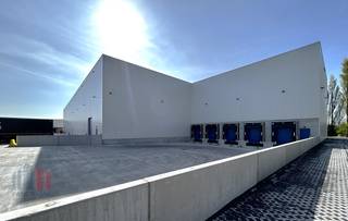 Deze hyper moderne magazijnruimte van 6.444 m² met een vrije hoogte van 12 meter biedt optimale faciliteiten, waaronder 5 laadkades, 3...