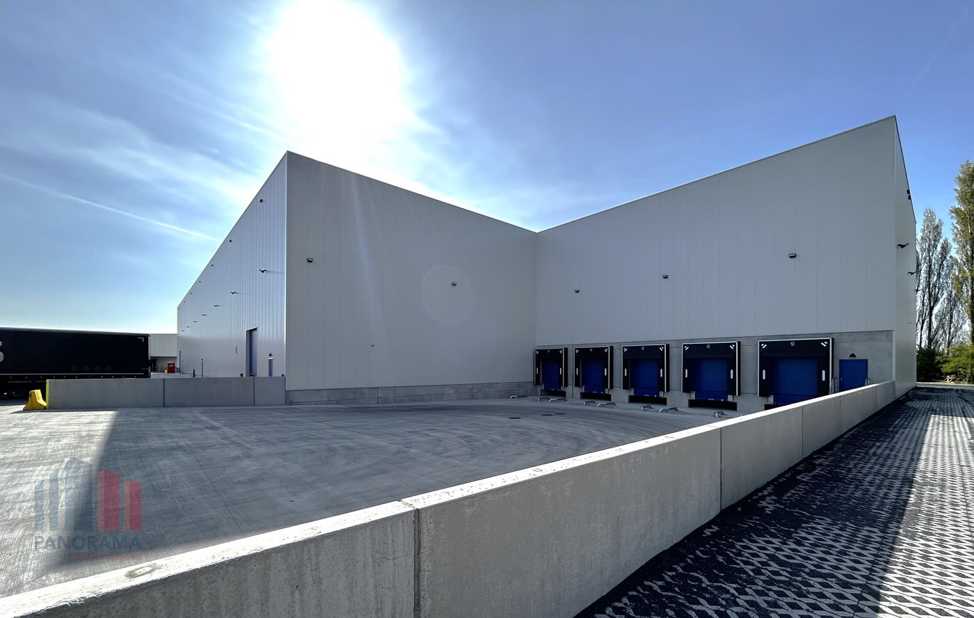 Uitstekend bereikbaar gloednieuw magazijn (6.444m²) te huur in Gent (Desteldonk) vlak aan R4 - photo 1
