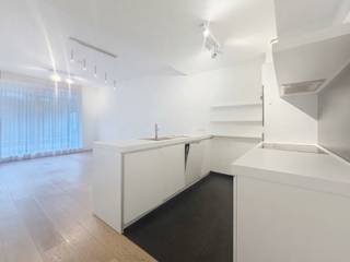 <p><b>ETTERBEEK – </b>Tussen Montgomery, Mérode en het Jubelpark, ideaal gelegen in het recente complex, "Aquila Garden“, een ONBEMEUBELD appartement van ±58 m² in het hart van het project, gelegen op de begane grond.</p>
<p><u>Op de begane grond</u> :</p>
<ul>
<li>Entreehal met apart toilet</li>
<li>Woonkamer van ±28,5 m² (3,7 x 7,6) met toegang tot een terras van ±18,5 m² op het zuiden</li>
<li>Volledig ingerichte keuken (oven, kookplaten, afzuigkap, koelkast/vriezer, vaatwasser)</li>
<li>Slaapkamer van ±13,5 m² (2,95 x 4,58) met aangrenzende doucheruimte (douche, wastafel)</li>
</ul>
<p>Kelder nr. C20</p>
<p>Parkeerplaats verplicht 100€/maand nr. P64</p>
<p>EPB C+<b> </b></p>
<p><u>Vaste kosten</u>: 130 €/maand (gemeenschappelijke kosten)<br />Extra kosten die door de beheerder in rekening worden gebracht:<br />100 € eenmalige kosten bij intrek<br />100 € eenmalige kosten bij verhuizing</p>
<p>Beschikbaar vanaf 01/10/2026!</p>