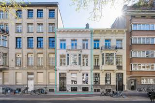 <p><strong>Statige meesterwoning met grandeur, 6 slaapkamers en zonnige tuin </strong></p>
<p>In het hart van Antwerpen, bevindt zich deze <strong>indrukwekkende meesterwoning</strong> die luxe, ruimte en verfijning combineert in een perfect afgewerkt geheel. Deze unieke woning werd <strong>volledig gerenoveerd met hoogwaardige materialen</strong>, met oog voor zowel esthetiek als energiezuinigheid.</p>
<p><strong>Elegant gerenoveerd met behoud van karakter</strong><br />Van het <strong>geïsoleerde dak</strong> tot de <strong>recent vernieuwde ramen (2021)</strong> en de <strong>nieuwe Vaillant-ketel</strong>: alles werd met zorg en vakmanschap aangepakt. De renovatie respecteerde de ziel van het huis, maar bracht het volledig naar de comfortnormen van vandaag.</p>
<p><strong>Authentieke charme &amp; verfijnde afwerking</strong><br />Stap binnen via een elegante inkomhal afgewerkt met <strong>Italiaanse stuco</strong>, en laat je betoveren door de <strong>prachtige originele vloeren</strong>, hoge plafonds en indrukwekkende ruimtes die meteen grandeur uitstralen. Overal in het huis voel je de allure van een echte meesterwoning, met een moderne twist.</p>
<p><strong>Riante ruimtes &amp; multifunctioneel karakter</strong><br />Met maar liefst <strong>6 royale slaapkamers</strong>, <strong>2 stijlvolle badkamers</strong> en <strong>3 volledig uitgeruste keukens</strong>, biedt deze woning ongelooflijk veel mogelijkheden. Ideaal voor grote gezinnen, co-housing, praktijk/kantoor aan huis.</p>
<p><strong>Zonovergoten tuin op het zuidoosten</strong><br />Achteraan de woning bevindt zich een ruime, <strong>zuid-oost georiënteerde tuin</strong> – een zeldzame luxe op deze toplocatie. Hier geniet u de hele dag van zon en rust, midden in de stad.</p>
<p><strong>Energieprestatie</strong><br />De woning behaalt een EPC-score van <strong>297 kWh/m²/jaar</strong>, wat uitzonderlijk is gezien het volume en de ouderdom van het pand.</p>
<p><strong>Kort samengevat:</strong></p>
<p>- Statige meesterwoning van uitzonderlijk formaat <br />- Volledig gerenoveerd: dak geïsoleerd, ramen vernieuwd (2021), nieuwe Vaillant-ketel<br />- 6 slaapkamers – 2 badkamers – 3 keukens<br />- Grote zonnige tuin (ZO)<br />- EPC: 297 kWh/m²/jaar<br />- Centrale ligging op toplocatie in Antwerpen<br />- Inboedel kan mee overgenomen worden.</p>
<br />
<p><strong>Een unieke kans om stijlvol, royaal én comfortabel te wonen in een van de meest karaktervolle herenhuizen van de stad.</strong></p>