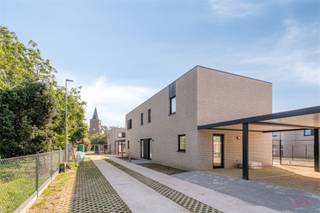 <p><span>Energiezuinige nieuwbouwwoning met 3 slaapkamers in Vinkt (Deinze)<br /><br /></span></p><p><span>Deze halfopen nieuwbouwwoning (op een perceel van 190m² en met een bewoonbare oppervlakte van 110m²) is rustig gelegen in de Hertog Van Brabantstraat 4 in Vinkt (Deinze). De woning beschikt over een lichtrijke leefruimte met een open, volledig ingerichte keuken, drie slaapkamers en een moderne badkamer. Bovendien werd de woning uitgerust met een elektrische warmtepomp, vloerverwarming, convectoren, zonnepanelen en een ventilatiesysteem D.<br /><br /></span></p><p><span>Troeven:</span></p><ul><li><span>Halfopen nieuwbouwwoning</span></li><li><span>3 slaapkamers</span></li><li><span>Lichtrijke leefruimte met open keuken</span></li><li><span>Energiezuinig (EPC label A, 25 kWh/(m²/jaar))</span></li><li><span>Rustige ligging in Vinkt (Deinze)<br /><br /></span></li></ul><p><span>Extra informatie:</span></p><ul><li><span>Maandelijkse huurprijs: 995/maand</span></li><li><span>Waarborg: 3 maanden huur</span></li><li><span>Extra kosten: bijdrage in de kosten voor de plaatsbeschrijving</span></li><li><span>Beschikbaar vanaf: 1 september 2026</span></li></ul><p><span><br /><br /></span></p><p><span>Interesse?</span><span> Neem contact op met Valentine via <span>valentine@heritagevastgoed.be</span></span><span> of via 0475 85 14 91.</span></p><p><span> </span></p><p><span> </span></p>