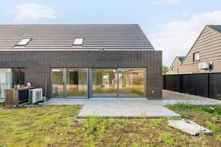 Energiezuinige nieuwbouwwoning (verkoop onder registratierechten!) met 3 slaapkamers, oprit en zonnige tuin!Rustig gelegen, energiezuinig en helemaal klaar om jouw thuis te worden! Deze mooie halfopen bebouwing combineert hedendaags wooncomfort met een praktische indeling en tal van energiezuinige troeven. Bovendien is aankoop onder registratierechten mogelijk, wat deze woning extra interessant maakt voor wie op zoek is naar een nieuwbouwwoning.Bij het binnenkomen vind je een inkomhal met apart toilet, die leidt naar een aangename en lichtrijke leefruimte. De open keuken vormt het hart van de woning en biedt de koper nog de mogelijkheid om zelf inspraak te hebben in de verdere afwerking. Aansluitend is er een praktische berging/wasplaats.Op de eerste verdieping bevinden zich een ruime overloop, 3 slaapkamers, een badkamer met lavabo en inloopdouche en een apart toilet. Daarnaast beschikt de woning over een zolder, ideaal als extra bergruimte.Buiten geniet je van een eigen oprit en een aangelegde, zonnige tuin met terras, perfect om heerlijk te ontspannen of gezellig te genieten met familie en vrienden.Troeven:Nieuwbouw (aankoop onder registratierechten), vloerverwarming (warmtepomp), dubbele beglazing, conforme elektriciteit, 15 zonnepanelen, + batterij, regenput (10.000L), energiezuinig!Ben je op zoek naar een instapklare nieuwbouwwoning ? Dan is deze woning absoluut een bezoekje waard!Bezoek na afspraak met Immo Beguin: tessa@immobeguin.be