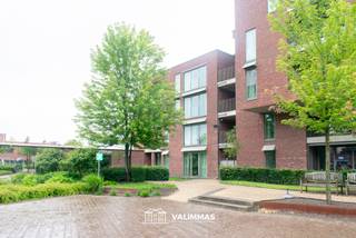 VALIMMAS verkoopt deze centraal gelegen assistentiewoning/serviceflat (± 70m²) met mooi terras, een kelderbergingen en optioneel een autostandplaats in Residentie Vivasse, zijnde een hedendaags & modern complex met 77 appartementen en gemeenschappelijke ruimtes (oa. restaurant, bar, fitnessruimte, kapper en andere dienstverlening).
Deze flat bestaat uit een inkomhal, een living, een ideaal georiënteerd overdekt terras, een open ingerichte keuken, een toilet, een badkamer met ruime inloopdouche, een slaapkamer en een logeerkamer of berging. Inclusief het thans aanwezige meubilair op maat, verlichting en (over)gordijnen.
Eveneens inbegrepen in de prijs: kelderberging B42. Optioneel: autostandplaats P84 in de ondergrondse garage mits supplement € 24.500.
Volledig ergonomisch en gebruiksvriendelijk ingericht, aangepast aan rolstoelgebruikers. Aangename woonomgeving in de onmiddellijke omgeving van winkels en bushalte.