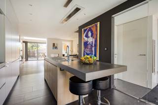 In het hart van Mortsel presenteren wij met trots deze prachtig gerenoveerde woning, ontworpen door een binnenhuisarchitect en afgewerkt...