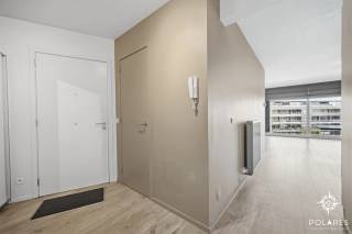 **BEZOEKDAG 13/09 INSCHRIJVEN VIA WWW.POLARES.EU**<br /><br />Ontdek dit moderne appartement uit 2011, waar een doordachte indeling en overvloedig natuurlijk licht samenkomen. <br />De ruime woonkamer vormt het centrale punt van het appartement en loopt naadloos over in een volledig uitgeruste keuken. Vanuit deze leefruimte stapt u direct het aangename zonneterras op, de ideale plek om in alle rust te genieten.<br /><br />Het appartement is comfortabel en praktisch ingedeeld met twee volwaardige slaapkamers, waarvan er één een eigen toegang tot het terras heeft. Verder beschikt u over een badkamer met douche in bad en een dubbele wastafel, een aparte was- en bergruimte en een afzonderlijk toilet. <br /><br />Bovendien beschikt het appartement over een eigen parkeerplaats en kelderberging, die samen beschikbaar zijn voor € 14.000.<br /><br />De ligging in Jette is een absolute troef. Door de nabijheid van de Ring, de E40 en Brussels Airport geniet u van een uitstekende bereikbaarheid, terwijl winkels, scholen en openbaar vervoer zich op comfortabele wandelafstand bevinden. Ook de nabijheid van het UZ Brussel en diverse bedrijven maakt dit appartement een bijzonder solide keuze voor zowel eigen bewoning als voor een investering.<br /><br />Dankzij het gunstige EPC-label B en de conforme elektriciteit is dit appartement volledig instapklaar. Het combineert kwaliteit en een strategische ligging in een aantrekkelijk geheel. <br /><br />Bent u benieuwd naar dit appartement? Contacteer ons gerust voor meer informatie of om een bezoek in te plannen.