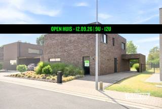 OPEN HUIS - 12.09.26 | 9U - 12U<br /><br />Op zoek naar een instapklare woning te koop in Poperinge? Deze moderne vrijstaande nieuwbouwwoning in de rustige woonwijk 't Appelgoedje combineert ruimte, comfort en een uitstekende ligging. Een ideale gezinswoning waar je meteen kan genieten van hedendaags wooncomfort.<br /><br />Met een bewoonbare oppervlakte van 207 m² biedt deze ruime woning alle plaats die een gezin nodig heeft. De lichtrijke leefruimtes sluiten naadloos aan op de moderne uitstraling van de woning en creëren een aangename woonsfeer. Dankzij de vijf volwaardige slaapkamers is er ruimte voor elk gezinslid, een thuiskantoor of hobbyruimte. De verzorgde tuin vormt de perfecte plek om te ontspannen, terwijl de carport en ruime oprit zorgen voor voldoende parkeergelegenheid. Bovendien geniet je in Poperinge van een rustige woonomgeving met een centrale ligging, vlakbij winkels, scholen en belangrijke invalswegen.<br /><br />De indeling gaat als volgt:<br /><br />GELIJKVLOERS<br /><br />inkom - toilet - keuken - leefruimte - berging<br /><br />EERSTE VERDIEPING<br /><br />nachthal - toilet - badkamer - 5 slaapkamers<br /><br />Benieuwd naar deze ruime woning te koop in Poperinge? Vraag vandaag nog je bezoek aan via Immo Francois. Onze vastgoedexperten begeleiden je graag bij jouw zoektocht in Poperinge, Heuvelland, Vleteren en Mesen.<br /><br />Denk je eraan om je woning in Poperinge te verkopen? Neem vrijblijvend contact op met Aline van Immo Francois in Poperinge voor een gratis schatting via aline@immofrancois.be.<br /><br />
