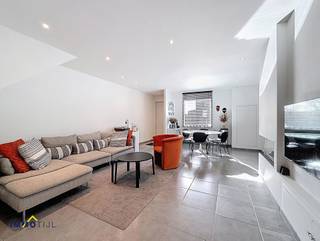 Mooie woning met tuin en garage te Oudegem!Deze recent vernieuwde woning beschikt op het gelijkvloers over een inkom, lichtrijke, moderne woonkamer...