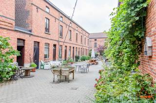 Deze beluikwoning ligt in een toffe stadswijk en op wandelafstand van het station Gent Dampoort. Winkels, scholen en het openbaar vervoer liggen om...