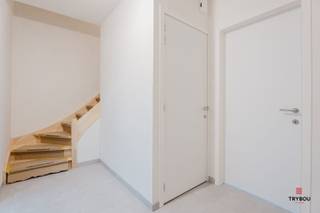 Ruime nieuwbouwwoning gelegen op goede locatie dicht van Poperinge, Watou en Heuvelland.Deze charmante doch ruime woning bestaat uit;GLV: inkomhal,...