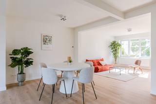 Deze net gerenoveerde woning is gelegen in een rustige en residentiële buurt in Merelbeke Flora. Dankzij de nabijheid van de R4, E40 en E17 geniet u bovendien van een vlotte bereikbaarheid.<br /><br />De woning werd recent gestript en grondig gerenoveerd, waarbij onder andere de isolatie, technieken, vloeren, leidingen, ramen en het dak werden aangepakt. Hierdoor verkeert de woning vandaag in een uitstekende en instapklare staat. Bovendien beschikt de woning over zonnepanelen en een EPC-label A.<br /><br />Via de inkomhal komt u in de ruime en lichtrijke leefruimte. Vooraan bevindt zich de zithoek, terwijl achteraan plaats is voor een gezellige eetruimte met aansluitend de open keuken. De keuken is volledig uitgerust met de nodige toestellen. Via het dubbele schuifraam heeft u rechtstreeks toegang tot de afgesloten buitenruimte achteraan, waar u beschikt over een terras, gras, extra bergruimte én uitgang achteraal (ideaal voor fietsen!). Daarnaast heeft de woning een voortuin.<br /><br />Op de eerste verdieping bevinden zich twee ruime slaapkamers, een badkamer en een apart toilet. De badkamer wordt voorzien van een ruimte douche en een dubbel wastafelmeubel. Op de tweede verdieping bevindt zich nog een zeer ruime derde slaapkamer, waarbij de originele houten dakbalken mooi behouden zijn. Dankzij de ruime indeling is deze woning ideaal voor jonge gezinnen, gezinnen met kinderen of koppels die graag over een extra kamer beschikken als bureau, hobbyruimte of logeerkamer.<br /><br />Verder beschikt de woning over een kelder en een volledig afgesloten buitenruimte, ideaal om in alle rust te genieten van de buitenlucht.<br /><br />Een instapklare woning met veel ruimte en hedendaags wooncomfort, gelegen op een vlot bereikbare locatie in Merelbeke Flora.<br /><br />Troeven:<br /><br />- Volledig gerenoveerd<br />- Instapklaar en in uitstekende staat<br />- EPC-label A<br />- Zonnepanelen<br />- 3 slaapkamers<br />- Ruime en lichtrijke leefruimte<br />- Open, volledig uitgeruste keuken<br />- Badkamer met ligbad, douche en dubbel wastafelmeubel<br />- Volledig afgesloten buitenruimte met terras en gras én uitgang achteraan<br />- Kelder aanwezig<br />- Rustige, residentiële ligging<br />- Vlotte bereikbaarheid via R4, E40 en E17<br /><br />Voor meer informatie of een bezoek, contacteer Sudenaz via sudenaz@vicusvastgoed.be of op het nummer 0485 77 66 47.
