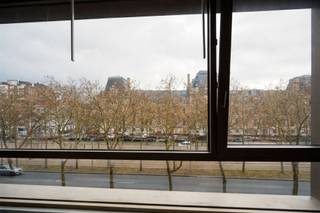 <p>I<strong>nstapklaar 2-slaapkamerappartement met terras in hartje Antwerpen</strong><br />Op zoek naar een stijlvol en comfortabel appartement op een centrale ligging in Antwerpen? Dan is dit instapklare appartement van 85 m² absoluut een bezoek waard.<br />Gelegen in een verzorgd gebouw, combineert dit appartement ruimte, licht en een praktische indeling met alle voordelen van het stadsleven binnen handbereik.<br />Indeling<br />U komt binnen in een aangename leefruimte met veel natuurlijke lichtinval dankzij de grote raampartijen. De open keuken sluit naadloos aan op de woonkamer en is voorzien van een moderne afwerking, ideaal voor zowel dagelijks gebruik als gezellige momenten met familie of vrienden.<br />Verder beschikt het appartement over 2 volwaardige slaapkamers, perfect voor een koppel, klein gezin of wie extra ruimte zoekt voor een bureau of hobbykamer.<br />Badkamer<br />De badkamer is stijlvol afgewerkt en uitgerust met zowel een bad als een douche, wat zorgt voor extra comfort.<br />Terras<br />Een absolute troef is het ruime terras, waar u in alle rust kan genieten van een koffiemoment of een zonnige dag in de stad.<br />Ligging<br />Dit appartement is uitstekend gelegen in het hart van Antwerpen, met winkels, horeca, openbaar vervoer en alle dagelijkse voorzieningen op wandelafstand. Ideaal voor wie centraal en comfortabel wil wonen.<br />Extra info<br />Bewoonbare oppervlakte: 85 m²<br />2 slaapkamers<br />Ruim terras<br />Fietsenstalling aanwezig<br />Autostaanplaats niet inbegrepen<br />In het gebouw komen er regelmatig staanplaatsen te huur vrij<br />Gemeenschappelijke kosten: ca. €150/maand<br />Inclusief persoonlijk verbruik van verwarming en warm water<br />Dit appartement is de ideale keuze voor wie op zoek is naar een instapklare woonst op topligging in Antwerpen — zowel voor eigen bewoning als investering.<br />📞 Interesse? Neem gerust contact op voor meer informatie of een bezoek ter plaatse.</p>