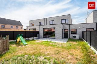 Deze halfopen woning is gelegen in een rustige, kindvriendelijke en recente wijk in een doodlopende straat. Winkels, scholen en invalswegen...