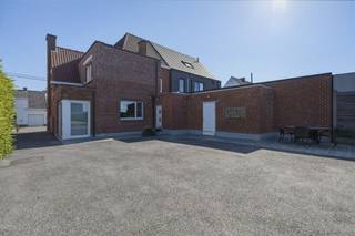 <p><span>In het charmante en landelijke Oostnieuwkerke, op een vlotte verbinding naar Roeselare, bevindt zich deze ruime en solide halfopen bebouwing op een perceel van maar liefst 828 m².</span></p><p><span> </span></p><p><span>Deze degelijke woning met een bewoonbare oppervlakte van 221 m² biedt tal van mogelijkheden en vormt de ideale thuisbasis voor grote gezinnen of wie op zoek is naar alle voorzieningen binnen handbereik.</span></p><p><span> </span></p><p><span>Bij het betreden van de woning komt u terecht in een inkomhal die toegang geeft tot de aangename leefruimte met een gezellige zit- en eetplaats, waar de gas cassette zorgt voor extra warmte en sfeer. Aansluitend bevindt zich de open keuken, voorzien van kwalitatieve toestellen en heel wat praktische bergruimte. Verder op het gelijkvloers vinden we nog een wasplaats/berging, een eerste badkamer met dubbele lavabo en douche, en een apart toilet.</span></p><p><span>De eerste verdieping telt vier volwaardige, waarvan meerdere met ingemaakte kasten, evenals een tweede badkamer uitgerust met lavabo, ligbad en toilet. De geïsoleerde zolder biedt bovendien tal van mogelijkheden en kan perfect ingericht worden als extra slaapkamer, hobbyruimte of master suite.</span></p><p><span> </span></p><p><span>De woning beschikt over twee garages, waarvan één met automatische poort en één die ook perfect kan dienen als tuinhuis of extra opslagruimte. Daarnaast is er een droge kelder.</span></p><p><span> </span></p><p><span>Achteraan geniet u van een diepe, groene tuin waar rust en privacy centraal staan – een ideale plek om te ontspannen en te genieten van het buitenleven.</span></p><p><span> </span></p><p><span>Kortom, een ruime en veelzijdige woning op een goede ligging met een uitstekende bereikbaarheid. Absoluut een bezoek waard!</span></p><p><span> </span></p>