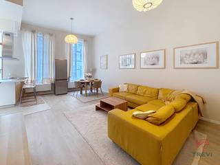 <p><strong>BRUXELLES, magnifique appartement 3 chambres duplex meublé de ±125m².</strong></p>
<p><u>Au 1er étage</u> :</p>
<ul>
<li>Hall d'entrée</li>
<li>Séjour de ±32,5m² (4,35m x 7,45m)</li>
<li>Cuisine équipée (four, taque, hotte, frigo, congélateur, lave vaisselle)</li>
<li>Une chambre de ±13,5m² (3,86m x 3,46m)</li>
<li>Une salle de douche (douche, lavabo, WC)</li>
<li>Une chambre de ±12m² (2,87m x 4,13m)</li>
</ul>
<p><u>Au 2ème étage</u> :</p>
<ul>
<li>Une chambre de ±11,5m² (2,8m x 4m)</li>
<li>Une salle de douche (douche, lavabo, WC)</li>
</ul>
<p>Provision pour charges de 300€/mois (eau chaude, froide, chauffage, communs, électricité, internet)</p>
<p></p>
