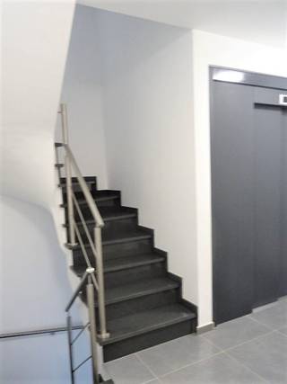 MODERN RECENT APPARTEMENT 92m² op het 3de VERDIEP LINKS VOORAAN:De indeling van het appartement is als volgt: een Inkomhal + apart toilet; een héél...