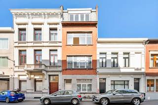 Op zoek naar een zorgeloze investering in Antwerpen? Dit veelzijdige opbrengsteigendom in de Constitutiestraat combineert een uitstekende ligging met een stabiele huuropbrengst. Het gebouw bestaat uit 4 volwaardige appartementen, die momenteel allemaal verhuurd zijn.<br /><br />Indeling & Troeven van het gebouw<br />Elk appartement is praktisch ingedeeld en voorzien van al het nodige comfort voor een fijne woonervaring:<br /><br />Leefruimtes & Keukens: De appartementen beschikken over een gezellige, lichtrijke woonkamer en een functioneel ingerichte keuken.<br /><br />Slaap- en badkamers: Elk type appartement heeft 1 ruime slaapkamer en een badkamer uitgerust met toilet.<br /><br />Gelijkvloers met buitenruimte: Het appartement op de gelijkvloerse verdieping beschikt als extra troef over een fijne, private stadstuin/terras.<br /><br />Extra bergruimte: In de kelderverdieping is er voor elk appartement een private berging voorzien.<br /><br />Technisch & Beheer<br />Voor een overzichtelijk en moeiteloos beheer beschikt elk appartement over individuele meters voor gas, water en elektriciteit.<br /><br />Locatie<br />De Constitutiestraat ligt in een dynamische en opkomende buurt vlak bij het centrum van Antwerpen, met uitstekende verbindingen via het openbaar vervoer (Centraal Station op wandel-/fietsafstand), nabij scholen, winkels en belangrijke invalswegen. Dit maakt het gebouw bijzonder aantrekkelijk op de Antwerpse huurmarkt.<br /><br />Neem vandaag nog contact met ons op voor meer informatie of om een bezichtiging in te plannen via info@goose.be of bel naar 03 369 36 38.