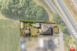 <strong>ADRES: IEPERSTRAAT 229 - ZONNEBEKE</strong><br /><br />Op een landelijke, maar vlot bereikbare locatie nabij de A19 Ieper–Kortrijk treffen we deze stevige, vrijstaande woning aan. Met een perceel van meer dan 1.000 m² en een kloeke structuur biedt dit pand tal van mogelijkheden.<br /><br /><strong>Indeling van de woning</strong><br />De gelijkvloerse verdieping omvat een inkomhal (7 m²), lichtrijke woon- en eetkamer (37 m²), keuken met basisuitrusting ( 7 m² - oven, kookplaat, dampkap, spoelbak), berging (2 m²), technische ruimte (4 m²), drie slaapkamers (13 - 13 - 7 m²) en een badkamer met douche en wastafel (3 m²). <br />1ste verdieping: zolder <br /><br /><strong>Kenmerken</strong><br />- Mooie grondoppervlakte (1.111 m²) met landelijk verzicht <br />- Aparte garage (33 m²) waarvan een gedeelte onderkelderd; <br />- Centrale verwarming op stookolie, grotendeels dubbele/HR-beglazing, ... <br />- ...<br /><br />Meer informatie of een vrijblijvend bezoek? Contacteer Eden op 0470 43 78 21 of mail info@minthus.be