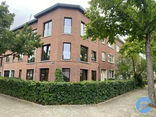 Dit tot in de puntjes gerenoveerde twee slaapkamerappartement (90m2) bevindt zich in een residentiële buurt te Wilrijk. Scholen, openbaar vervoer, winkels en restaurants zijn in de onmiddellijke omgeving. Daarnaast is het appartement centraal gelegen op korte afstand van verschillende toegangswegen.<br /><br />Het appartement, gelegen op de tweede verdieping, maakt onderdeel uit van een kleinschalige residentie. Het bestaat uit een ruime inkomhal met apart toilet. Deze geeft uit op een grote en lichtrijke woonkamer (35m2) met aansluitend een open, volledig ingerichte,  keuken (14m2).<br /><br />Via de gang kom je in de twee slaapkamers (14m2 &amp; 12m2). De grote slaapkamer heeft aanpalend een gezellig terrasje. De badkamer is voorzien van een dubbele lavabo en inloopdouche. Verder beschikt het appartement ook over een ruime kelderberging.<br /> <br />Het appartement is beschikbaar per 01 augustus 2026.  <br /><br />Troeven: TOP ligging, rustige straat, volledig vernieuwd, geschilderd, dubbel glas, videofonie, beveiligde toegangsdeur, parketvloeren, EPC 198 kWh/m2<br /><br />Huurprijs: 1200€ + 25€ gemeenschappelijke kosten.<br /><br />Graag een bezoek ter plaatse op de eerste bezoekdag aanstaande dinsdag 12/05? Mail Dries op dries@searchrealestate.be<br /><br />Gelieve enkel te reageren per e-mail aub. <br /><br /> 