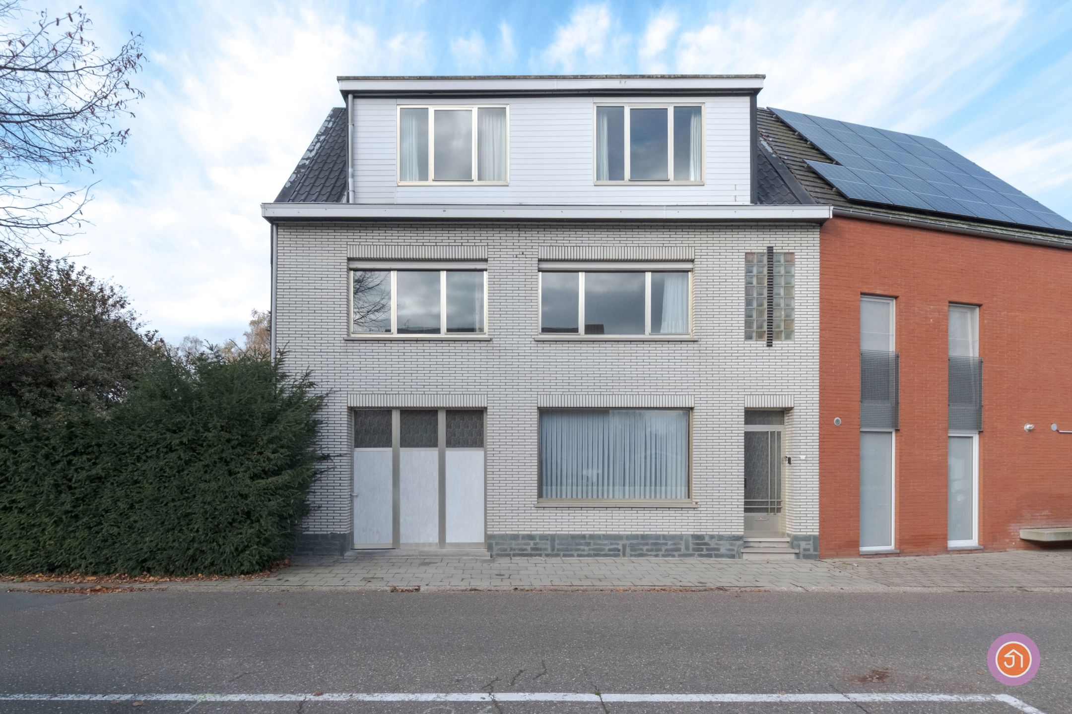 Zeer ruime en degelijke woning met uitweg langs achter - foto 1