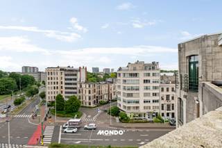 Ervaar Antwerpen op het allerhoogste niveau. In de iconische Art Deco-parel Résidence la France bevindt zich dit instapklare, high-end penthouse. Of u nu zoekt naar een renderende investering voor korte of middellange termijn verhuur, of naar uw eigen luxe droomnest boven de bruisende stad: dit unieke eigendom biedt een zeldzame combinatie van architecturale klasse, moderne luxe en een fenomenaal uitzicht.<br /><br />Waarom dit penthouse een slimme en unieke kans is:<br />Fenomenaal uitzicht & lichtinval: Dankzij de kamerhoge raampartijen geniet u dagelijks van een weids, onbelemmerd panorama over de indrukwekkende Antwerpse skyline.<br /><br />MAchter de statige historische gevel schuilt een strak, minimalistisch interieur. Hoogwaardig afgewerkt met warme eikenhouten parketvloeren en airconditioning.<br /><br />Drie volwaardige slaapkamers ontworpen als oases van rust, volledig voorzien van strak en functioneel maatwerk met ingebouwde kasten.<br />Gelegen in een gezocht segment, wat dit penthouse de perfecte asset maakt voor de premium (expats)verhuurmarkt of als exclusieve thuisbasis.<br /><br />Dit is geen standaard appartement; dit is een statement.<br />Interesse of een discrete bezichtiging plannen?<br />Neem vandaag nog contact op met Tim.<br /><br />📞 Bel Tim: 0483 60 60 60<br />📧 E-mail: tim@mondovastgoed.be<br />📍 Mondo Vastgoed – Makelaars maar anders.