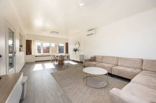 <p>Op zoek naar een instapklaar appartement waar licht, ruimte en comfort samenkomen? <br />Dit moderne appartement op de tweede verdieping ligt op een uitstekende locatie, op wandelafstand van winkels en openbaar vervoer, met vlotte verbinding naar de invalswegen.<br />Binnen valt meteen de doordachte indeling op. De drie ruime slaapkamers, waarvan er één momenteel is ingericht als dressing, liggen handig gegroepeerd bij de badkamer met inloopdouche, lavabo en toilet.<br />De blikvanger van het appartement is de royale woonkamer, waar het daglicht langs twee kanten binnenstroomt. Dankzij de ligging op de tweede verdieping kijkt u over de omliggende daken heen en geniet u van een open, vrij uitzicht. De open keuken is voorzien van alle comfort en sluit naadloos aan op het praktische terras.</p><p>Alle troeven op een rij:<br />- Ruim appartement met 3 slaapkamers<br />- Volledig instapklaar<br />- Energiezuinig met EPC-label C<br />- Recent geïnstalleerde vaste airconditioning<br />- Kleinschalig gebouw met slechts twee wooneenheden<br />- Lage vaste kosten<br />Geen lift of garage in het gebouw, dankzij de rustige straat wel voldoende parkeermogelijkheid.</p><p>Interesse? Plan zeker uw bezoek via info@lamoen.net of 03 375 60 99<br />Bodemattest, Asbestattest, Stedenbouwkundige info aanwezig. Bevindt zich niet in een risicozone voor overstromingen (P- en G-score A).</p>